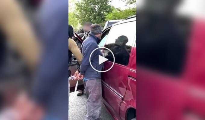 В США выпустили видеоролик с пойманными мигрантами, пародирующий заставку «Покемонов»
