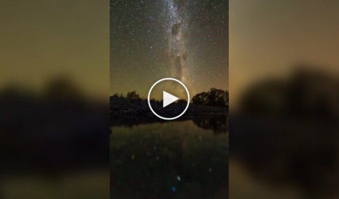 Земля вращается: Потрясающий таймлапс звездного неба над рекой