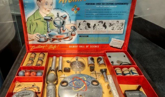 The most dangerous toy in the world was put up for auction: it contains radioactive uranium (3 photos)