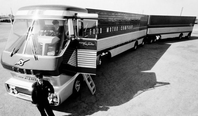 Ford Turbine Truck 1964 - Грузовик размером с дом (11 фото + 1 видео)