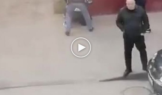 В Ельце на глазах полицейского группа людей избила местного бизнесмена