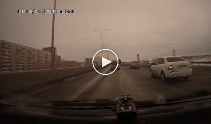 В Тюмени Матиз столкнулся с отбойником и автобусом