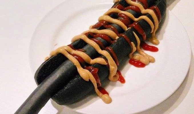 Japanese IKEA hypermarket restaurants sell black hot dogs (3 photos)