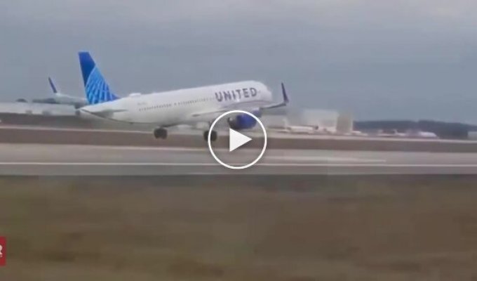 В США у самолета отлетело колесо во время посадки