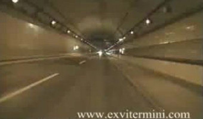 Очень быстро пронеслось авто в тунеле, как думаете, сколько км?