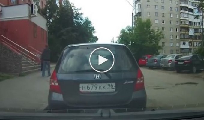 Мужчина пытался проломить пенсионерке голову в Екатеринбурге