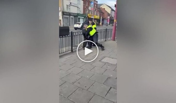 In Birmingham, a Suspect Snatched a Police Baton and Fled
