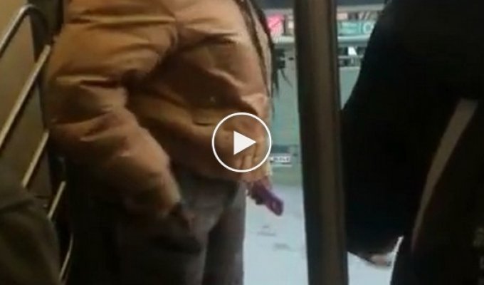Разъяренная афроамериканка плюет в мужчину из-за места в поезде