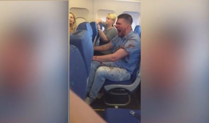 Снова дебош: пьяный пассажир разбушевался на борту самолета Москва - Анталия (2 фото + 1 видео)