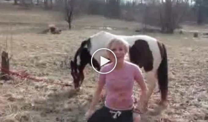 Девочка выступает на лошадке