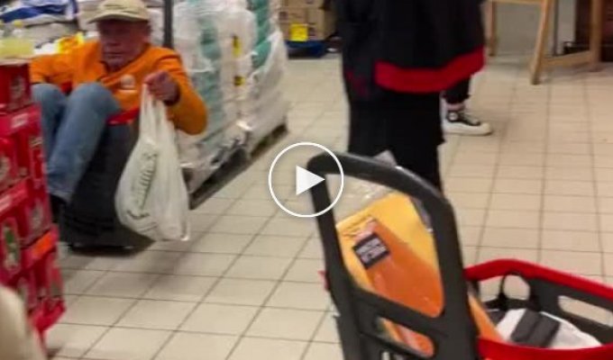 Мужчина в супермаркете просит помощь