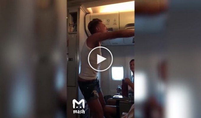 Пассажира самолета избили за оскорбление русских