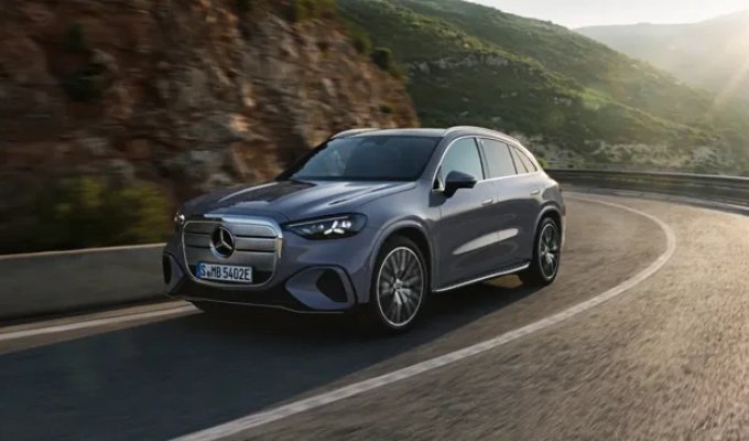 A battery-powered Mercedes-Benz GLC with a meter-long display and a range of up to 713 kilometers (248 miles) has been unveiled (20 photos)