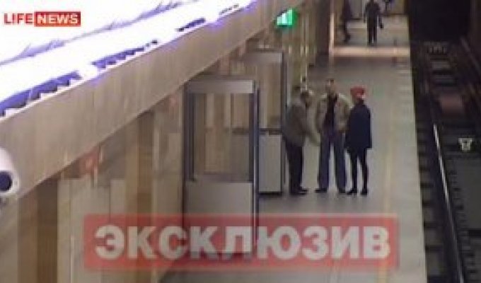 Мужик скинул работника метро на рельсы