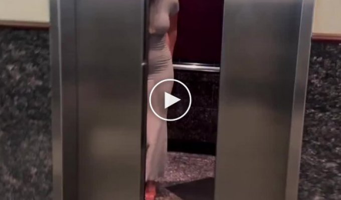 Прохладно девушке в лифте
