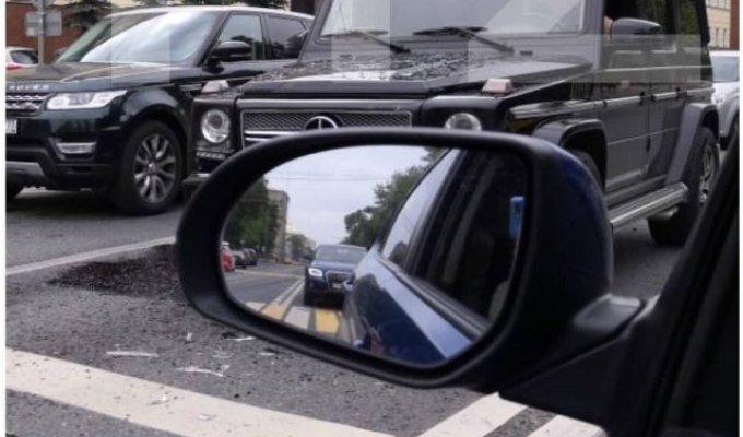 Беспилотный автомобиль "Яндекс" попал в аварию в Москве (2 фото)