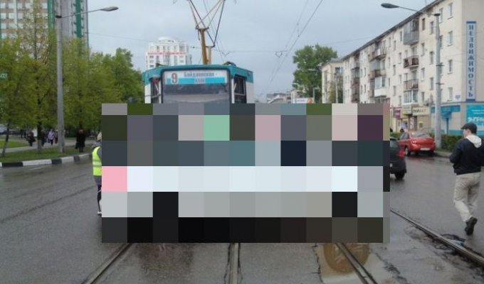 Трамвай vs. авто премиум класса (3 фото)