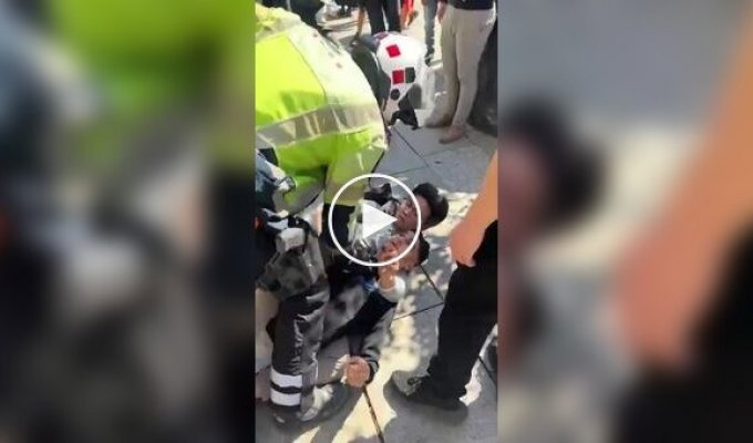 Китайський турист в Іспанії взяв на задушливий злодія, який хотів відпрацювати у нього телефон