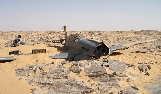 В Сахаре нашли самолет Королевских ВВС времен Второй мировой (17 фото)