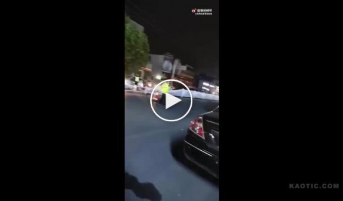 Китайский полицейский быстро задержал беглеца на мотоцикле