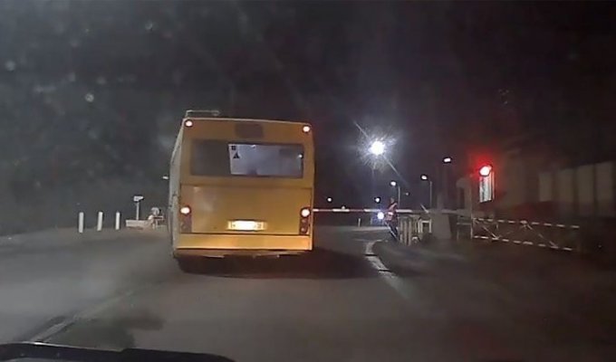 Автобус с пассажирами врезался в барьер на железнодорожном переезде в Мурманской области (2 фото + 1 видео)
