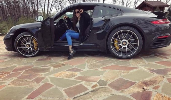 Дочь бывшего мэра Саратова Олега Грищенко Анастасия похвасталась новым спорткаром Porsche 911 (2 фото)
