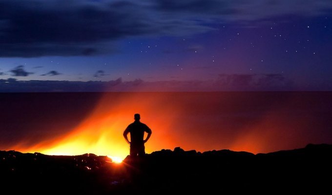 Любитель лавы – фотограф в опасной близости от вулкана на Гавайях (13 фото)