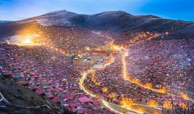 Власти Китая начали сносить строения в городе тибетских монахов Ларунг Гар (8 фото)