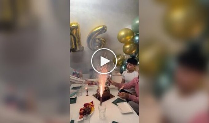 Взрывная вечеринка: мужчины подожгли свечи на торте, которые оказались фейерверками