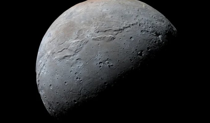 Харон — крупнейший спутник Плутона (1 фото)