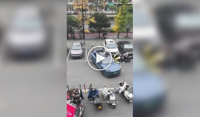 У Китаї водій переграв жінку, яка заважала припаркуватися