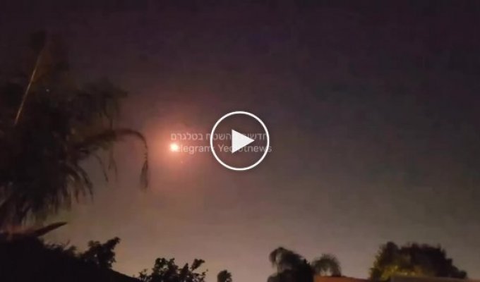Footage of a passenger plane landing against the backdrop of a powerful rocket attack on Tel Aviv