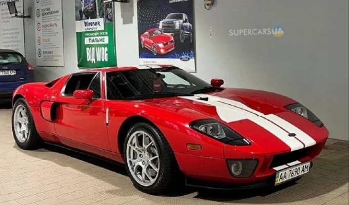 В Киеве заметили коллекционный суперкар Ford GT, который считали пропавшим (4 фото)