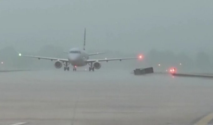 Lightning struck a plane with passengers in the United States (2 photos + 1 video)