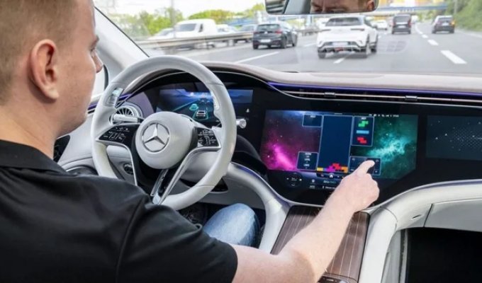 Mercedes allows drivers not to hold the steering wheel while driving (1 photo)