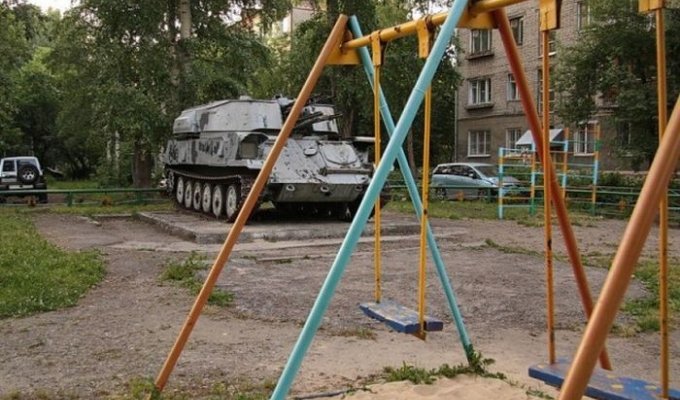 Детская площадка стала местом стоянки военной техники (3 фото)