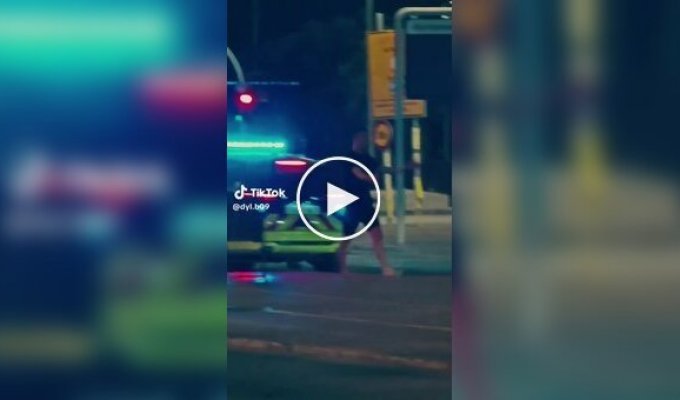 Пьяный турист решил показать копам свою крутизну