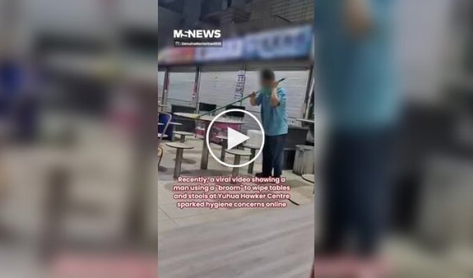 Владельца кафе раскритиковали за то, что он чистил столики метлой