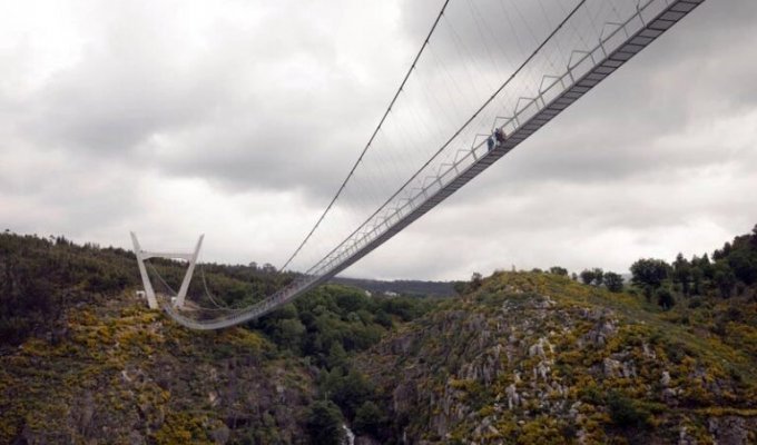 В Португалии открылся самый длинный подвесной мост в мире (6 фото)