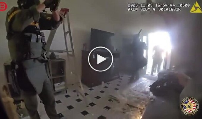 План побега не удался: мужчина из Флориды рухнул с потолка в объятия спецназа