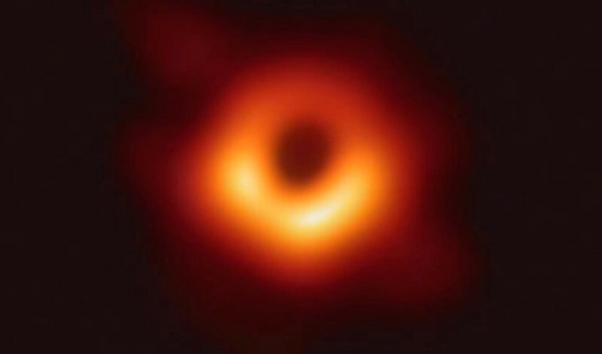 Представлена первая в мире фотография черной дыры (2 фото + 1 видео)