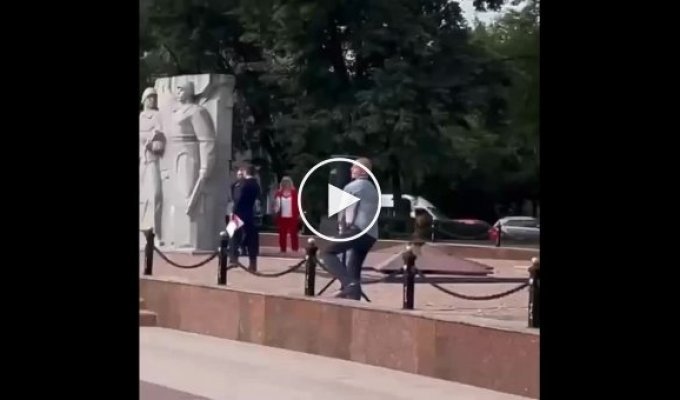 В подмосковном Подольске мужчина грубо швырнул на землю колонку, из которой играл гимн России