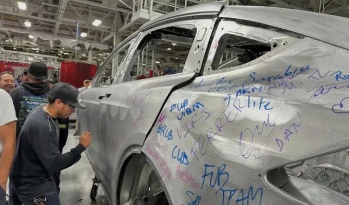 Tesla assembled the last-ever Model X electric crossover (1 photo)