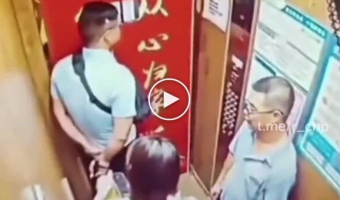 В Китае мужчина напал на бывшую жену с топором