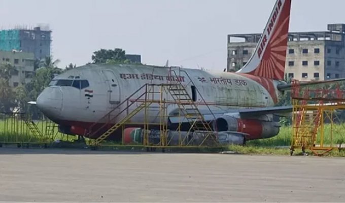 Огромный авиалайнер стоимостью более 1 млн долларов "потеряли" прямо в аэропорту (3 фото)