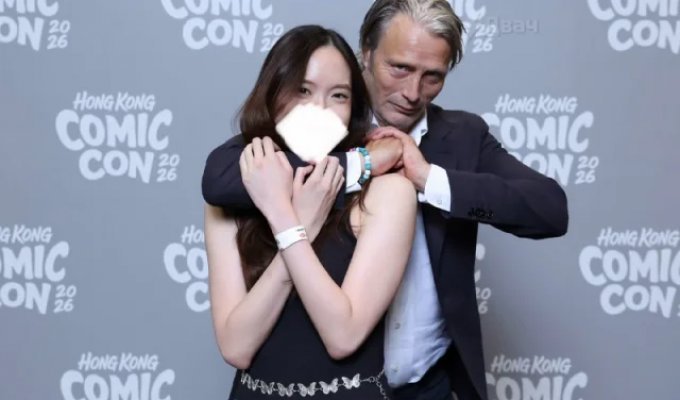 Line for a "Stranglehold": Mads Mikkelsen Hosts the Most Unusual Autograph Session at Comic-Con (8 photos + video)