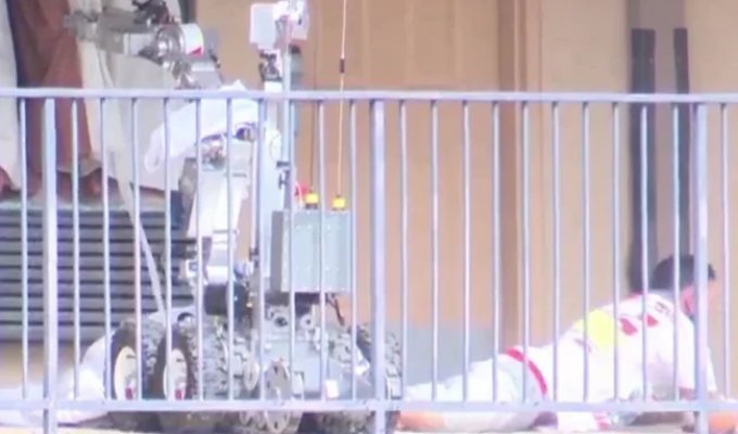 A robot policeman in Texas detained a criminal in an unusual way (2 photos + 1 video)