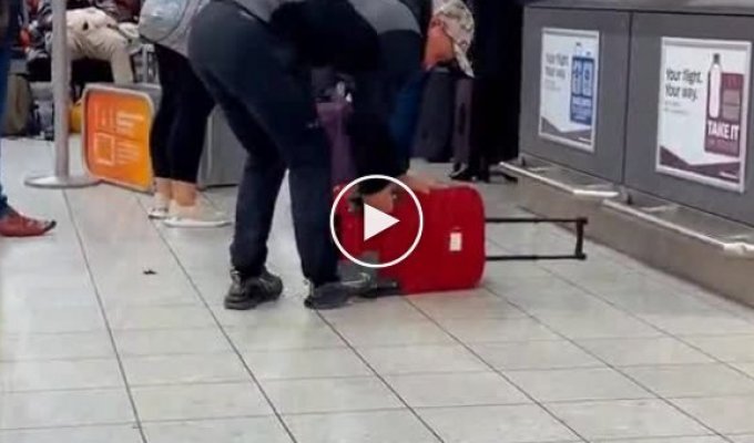 Пассажир пытается впихнуть свой чемодан в калибратор