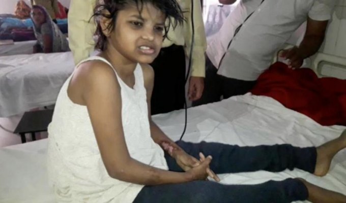 В индийских джунглях нашли девочку, воспитанную обезьянами (8 фото + 2 видео)