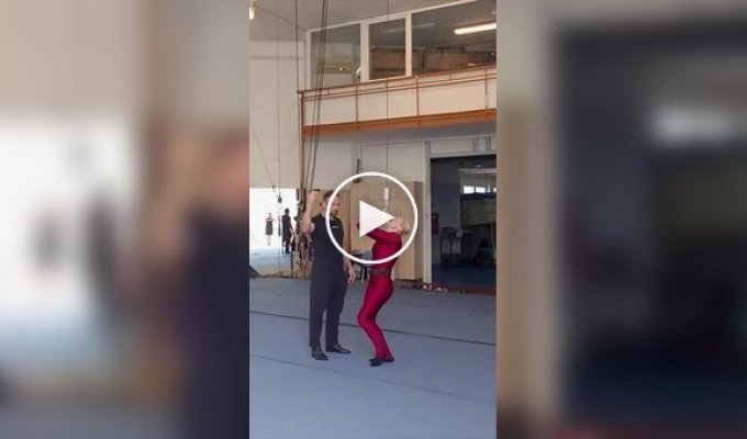 Женщина из Румынии подняла зубами больше 90 килограммов